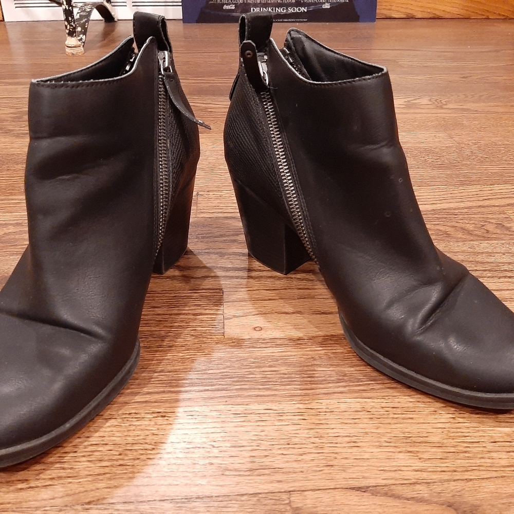 DV Dolce Vita women's 11 Ankle Boots Zip Faux